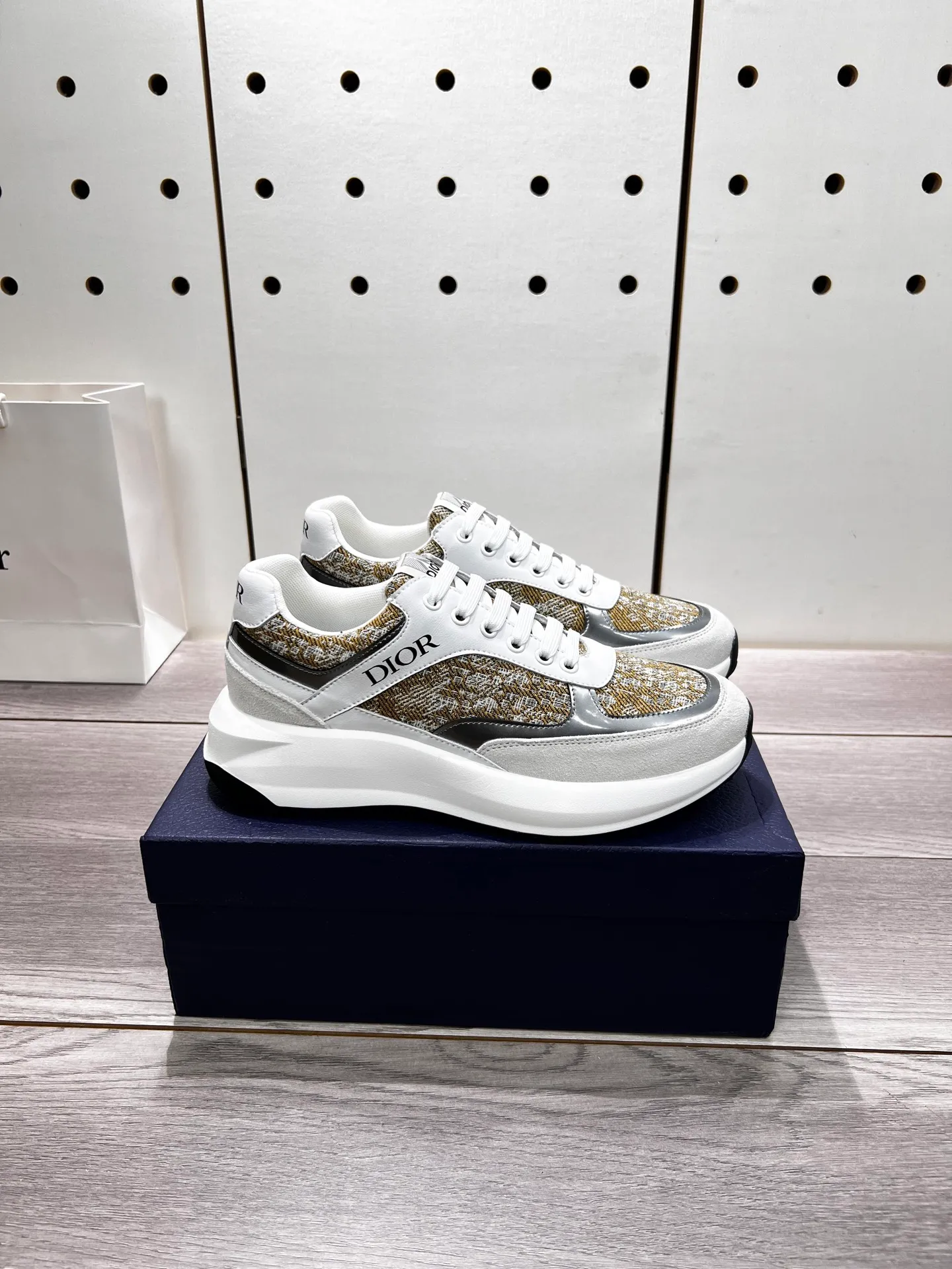 Factory price: 440💰Dior official website new style🎁🎁fashionable casual men's shoes👟, popular style💥simple and elegant version, exclusive for trendy men. Unique official website latest brand elements 👑original decoration, fashionable and generous, imported first-layer cowhide with original fabric✅breathable mesh lining, official website designated wear-resistant casual outsole, counter classic model taken in kind🎬Four colors available, code 38-44. Can be customized 45 non-returnable